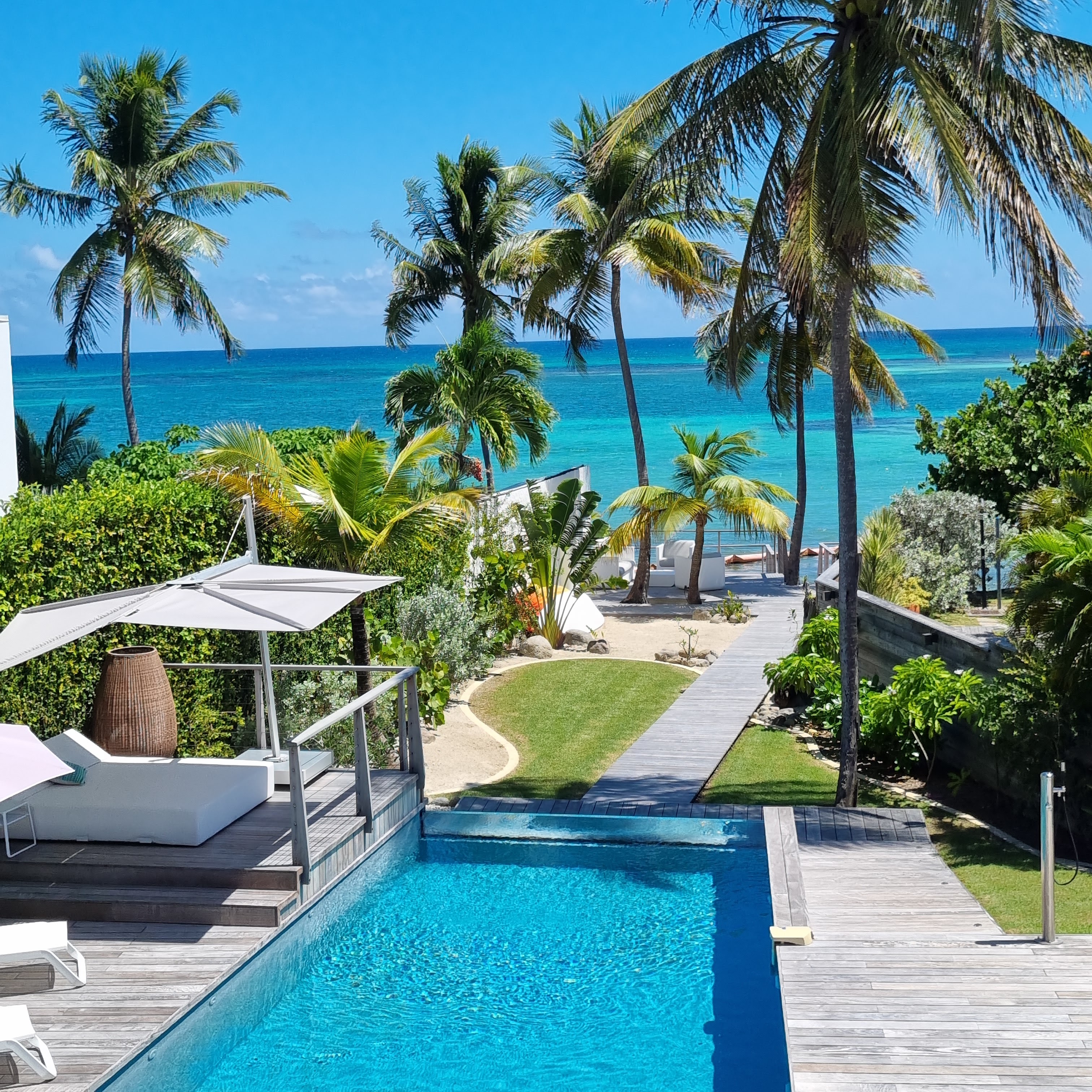 Le Lagon devant la piscine de la Villa Carib