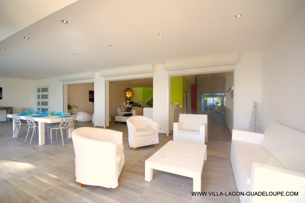 le salon sur la terrasse extérieur de la villa de Guadeloupe