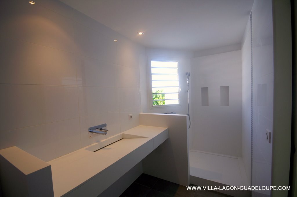 salle de bain privative à chaque chambre de la villa de luxe en Guadeloupe