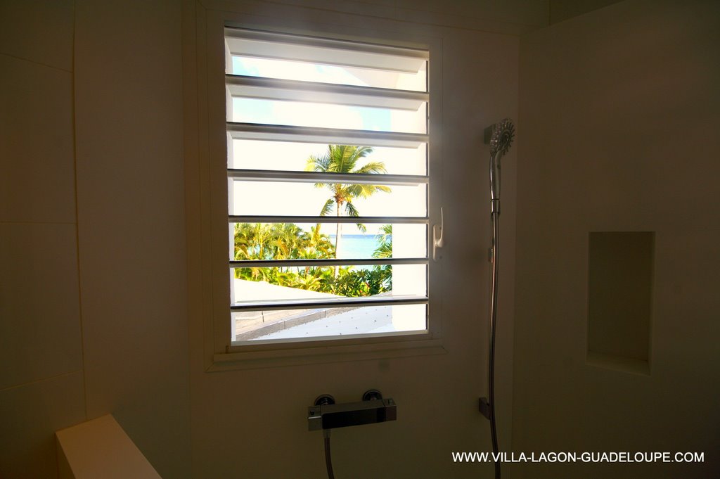 salle de bain privative à chaque chambre de la villa de luxe en Guadeloupe