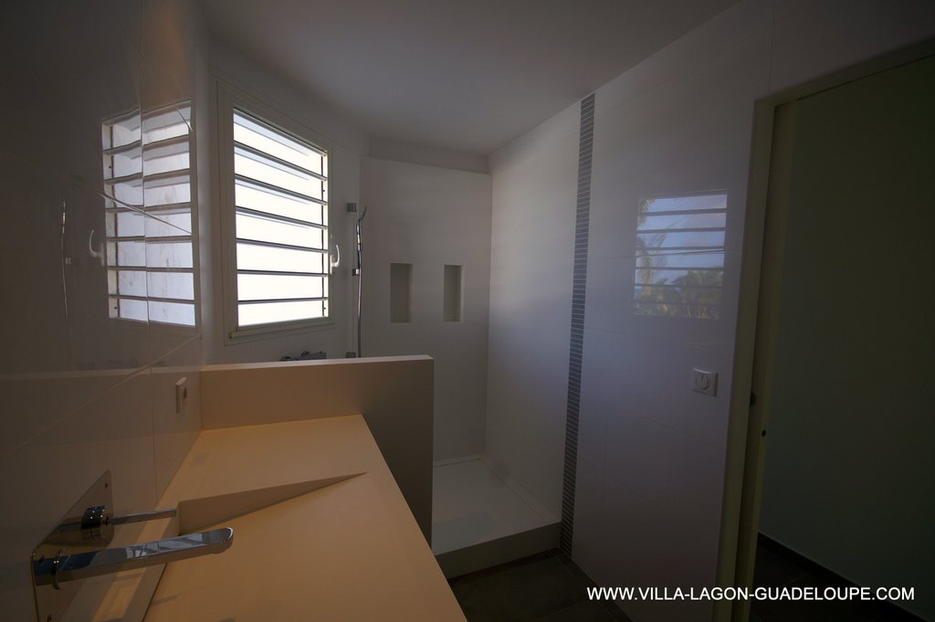 salle de bain privative à chaque chambre de la villa de luxe en Guadeloupe